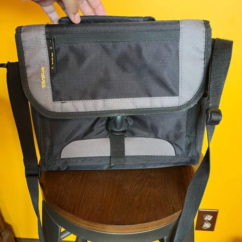 Targus CityGear Mini - Notebook carrying case - 10.2" - black with yellow accent